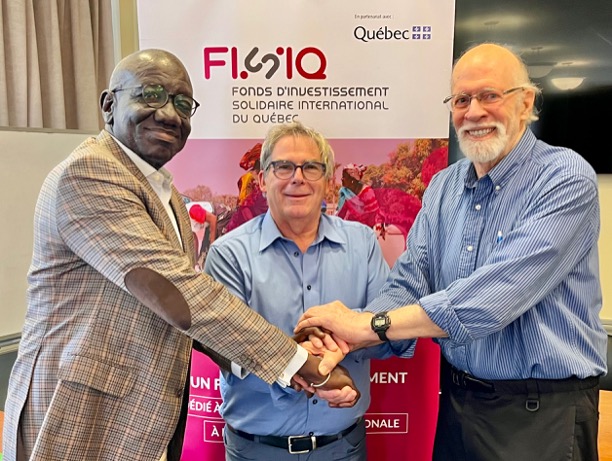 Assemblée générale du FISIQ – Montréal, 10 juin 2026 Serigne Sohaibou Gueye, président de Sen’Finances du Sénégal, André Beaudoin, président du FISIQ, et Louis Favreau, président du Fonds Solidarité Sud, réunis lors de l’annonce du Fonds Louis-Favreau dédié à la solarisation des châteaux d’eau au Sénégal. Photo : Francisco Angulo – FSS 2026